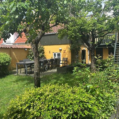 Ferienwohnung Vidunderligt Hus M/Egen Gardhave - Midt I Centrum Aalborg Exterior foto