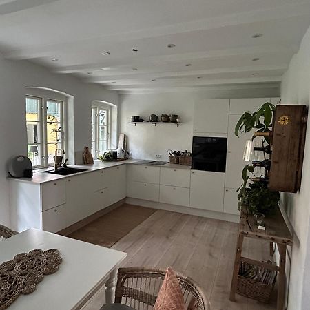 Ferienwohnung Vidunderligt Hus M/Egen Gardhave - Midt I Centrum Aalborg Exterior foto
