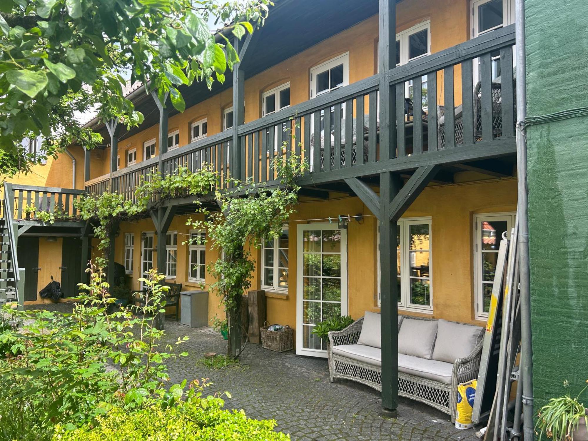 Ferienwohnung Vidunderligt Hus M/Egen Gardhave - Midt I Centrum Aalborg Exterior foto