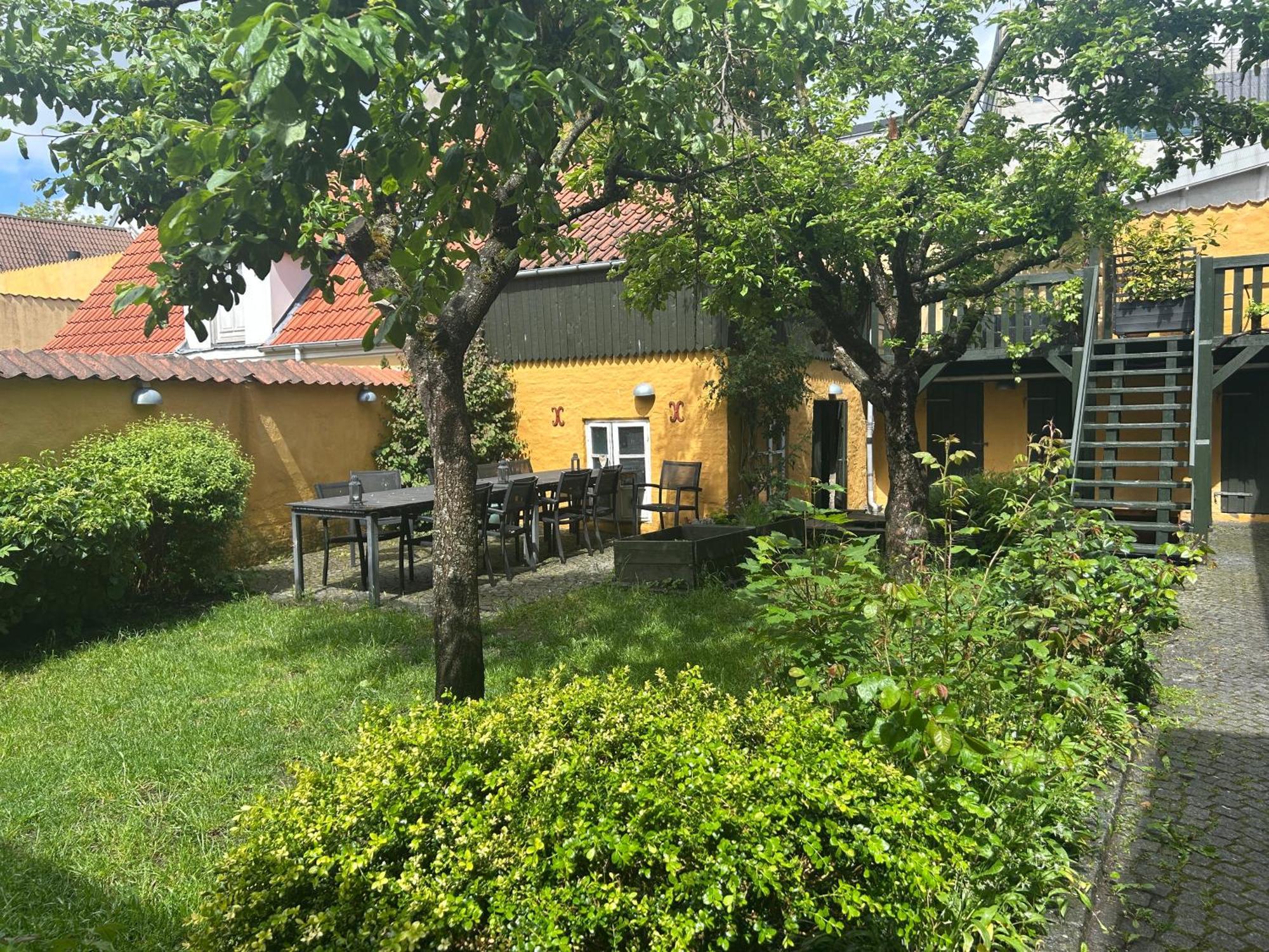 Ferienwohnung Vidunderligt Hus M/Egen Gardhave - Midt I Centrum Aalborg Exterior foto